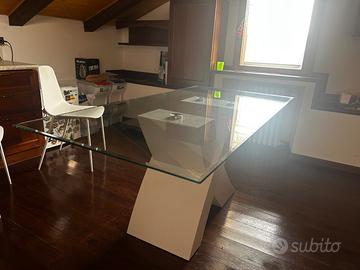Tavolo base effetto legno bianco, piano in vetro