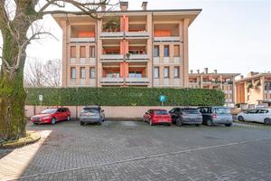 Quadrilocale con giardino e doppio garage a Parma