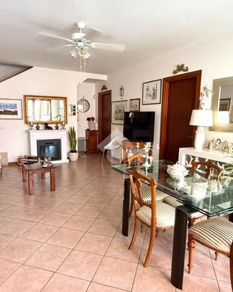 VILLA A SCHIERA A CAPENA