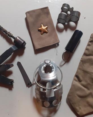 Set oggetti militari ritrovati in uno zaino