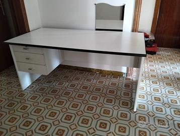 SCRIVANIA CON CASSETTIERA