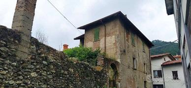 Palazzo / Stabile di 500 m² con più di 5 locali a 
