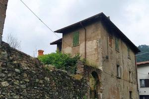 Palazzo / Stabile di 500 m² con più di 5 locali a 