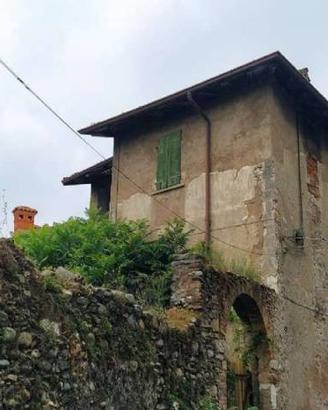 Palazzo / Stabile di 500 m² con più di 5 locali a 