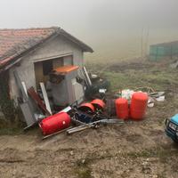 Vecchie botti,tubi,ferro vecchio