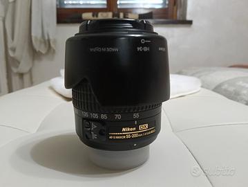 Obiettivo Nikon 55-200 mm con tappi e paraluce 