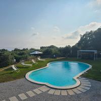 Villette con grande piscina vista mare