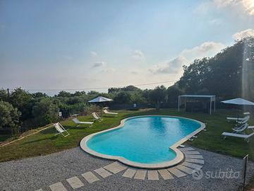 Villette con grande piscina vista mare