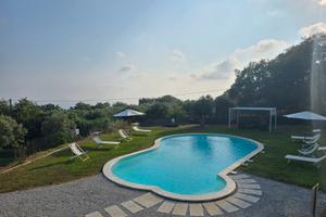 Villette con grande piscina vista mare