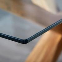 Tavolo in vetro e legno