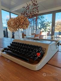 macchina da scrivere -Olivetti Lettera 22-