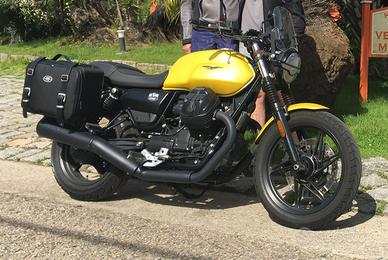 Moto Guzzi V7 IV 2022 – pari al nuovo – accessoria