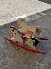 Dondolo in legno giocattolo
