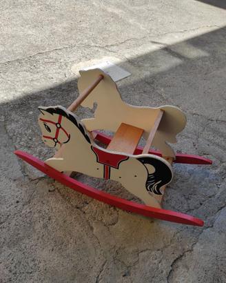 Dondolo in legno giocattolo
