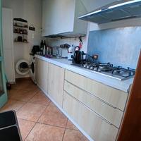 cucina con elettrodomestici 