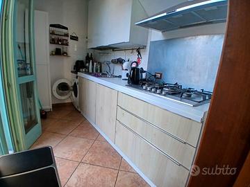 cucina con elettrodomestici 