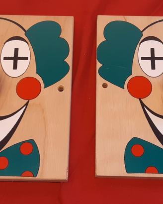 2 attaccapanni in legno dipinto