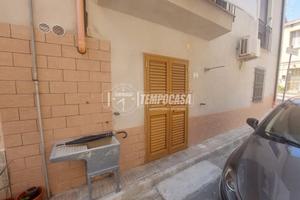 BILOCALE OLTRE ACCESSORI E CANTINA AD ACQUEDOLCI.