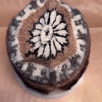 Cappello donna in lana disegnata