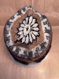 Cappello donna in lana disegnata