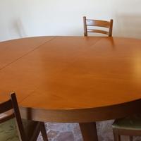 Tavolo in legno massello con sedie
