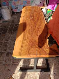tavolinetto in legno di ulivo