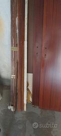 tre porte in legno 
