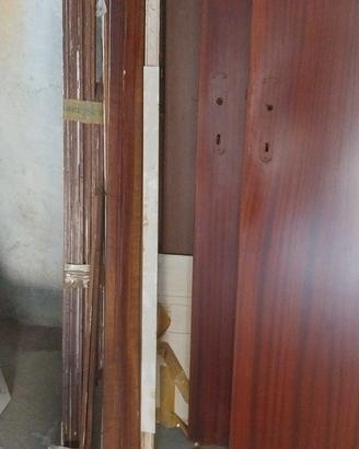 tre porte in legno 
