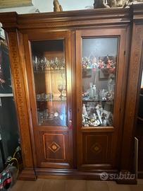 Vetrina intarsiata in legno massello