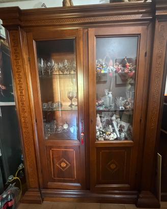 Vetrina intarsiata in legno massello