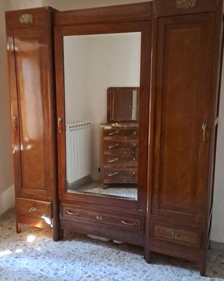 armadio guardarob in legno con cassetti e specchio