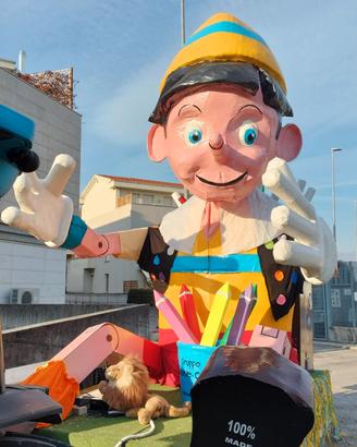Carro mascherato di pinocchio