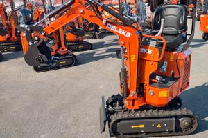 Miniescavatore cingolato con braccio orientabile