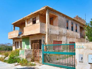 Caucana - Palazzetto allo stato rustico.