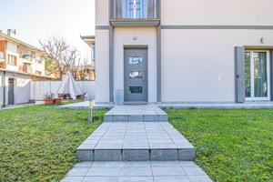 VILLA DI TESTA TRICAMERE CON GIARDINO RECINTATO -