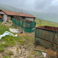 Vecchie botti,tubi,ferro vecchio