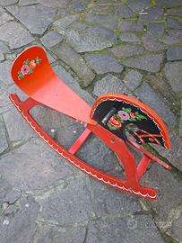 cavallo a dondolo in legno verniciato come da fofo