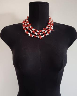 Elegante collana con perle keishi e corallo
