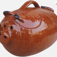 Maiale da forno in terracotta.
