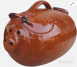 Maiale da forno in terracotta.