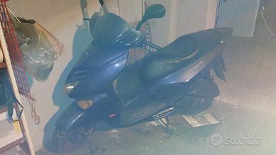 PREZZO DA CONCORDARE SCOOTER APRILIA LEONARDO 250