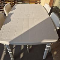 Tavolo bianco in resina