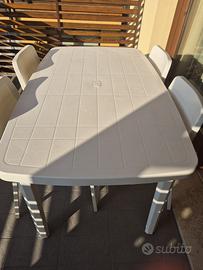 Tavolo bianco in resina