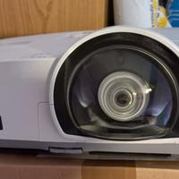 Proiettore Nec grandangolare ottica corta HDMI