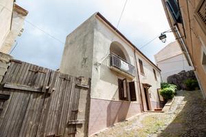 Osilo. Terratetto su tre livelli