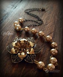 Collana fatta a mano con perle e fiore