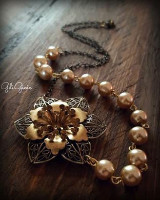 Collana fatta a mano con perle e fiore