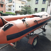 Gommone a motore con carrello
