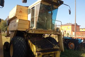 mietitrebbia New Holland modello TR85