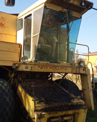 mietitrebbia New Holland modello TR85